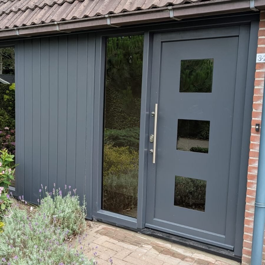 atlas-okna-moderne-deurinstallatie-met-glas-elementen-1