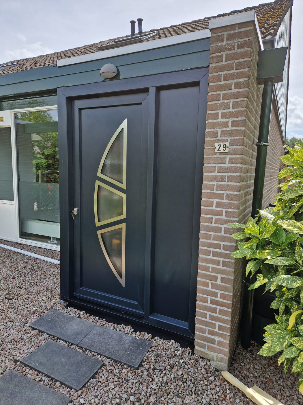 atlas-okna-zwart-deur-bakstenen-huis