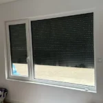 Rolluik installatie bij het raam