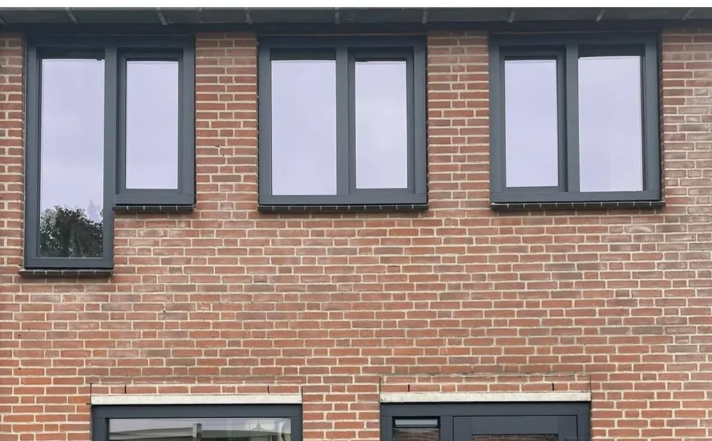 atlasokna-aluminium-kozijnen-antraciet-woning-voorgevel