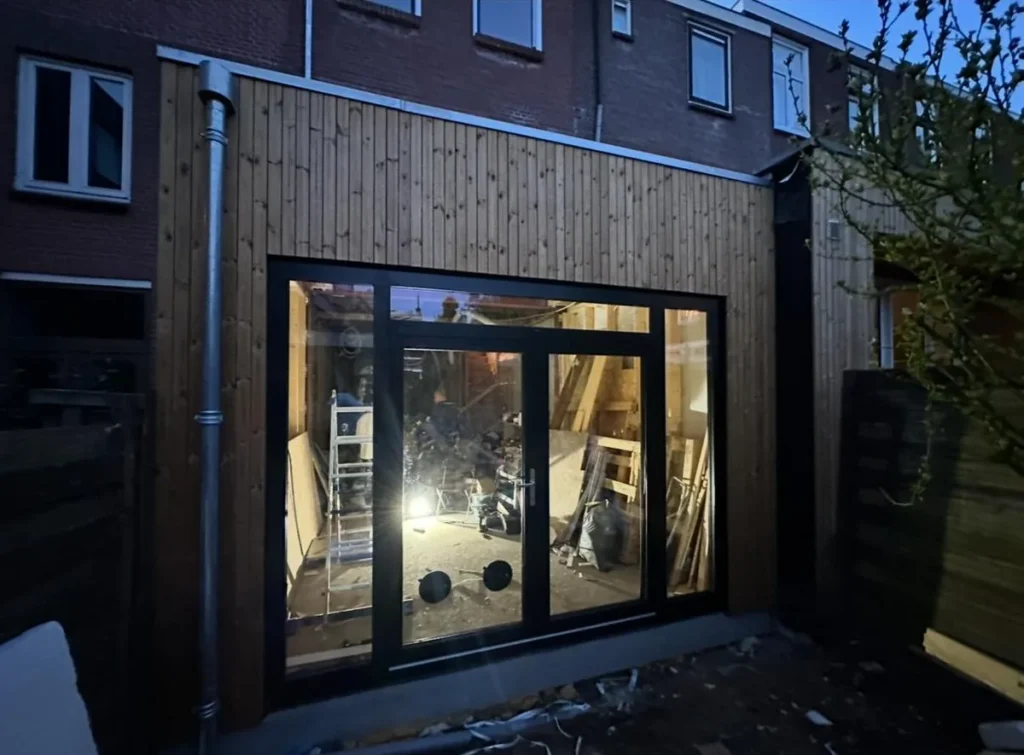 atlasokna-aluminium-schuifpui-zwart-houten-gevel