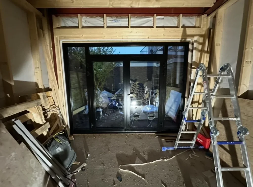 atlasokna-aluminium-schuifpui-zwart-montage-binnenzijde