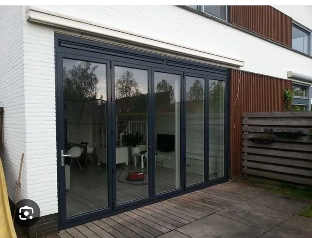 atlasokna-aluminium-vouwpui-antraciet-woning-buitenzijde