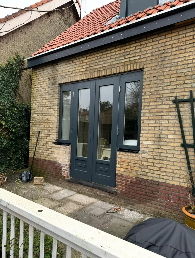 atlasokna-houten-kozijnen-antraciet-openslaande-deuren-buitenzijde