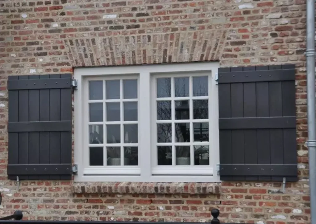 atlasokna-houten-kozijnen-wit-roede-verdeling-donkere-luiken