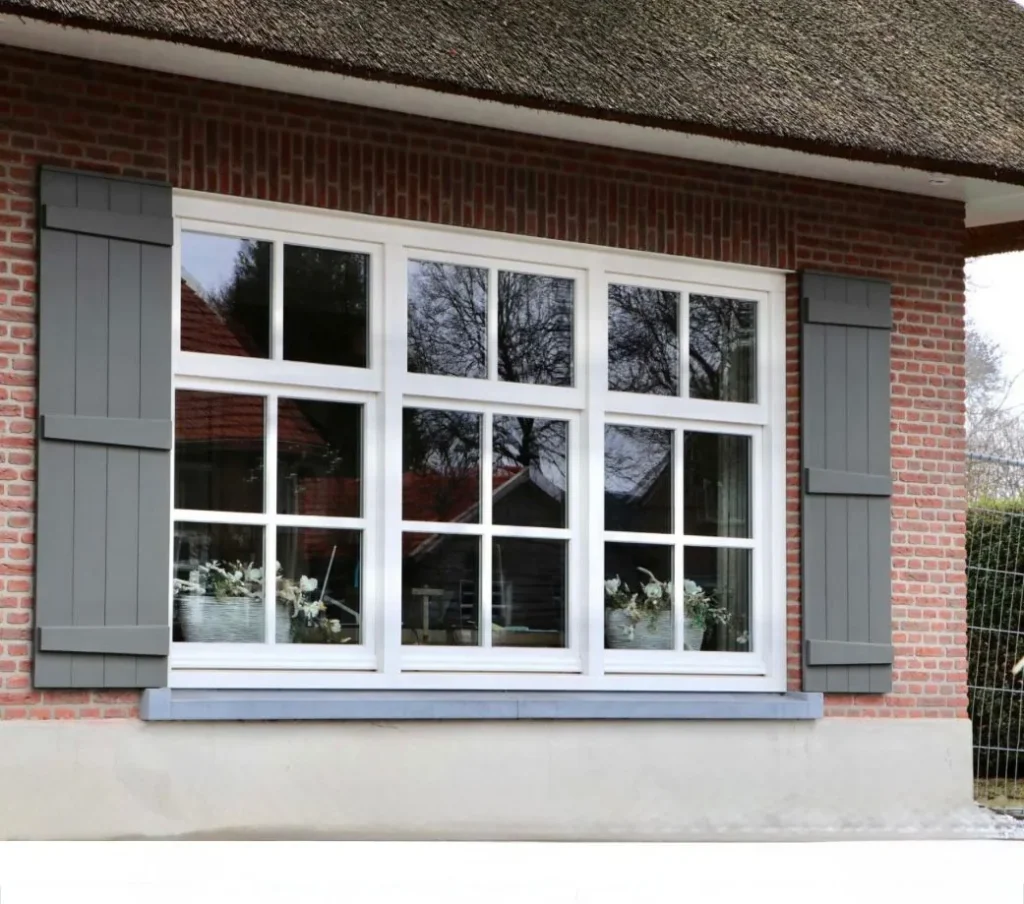 atlasokna-houten-kozijnen-wit-roede-verdeling-luiken-rietgedekt