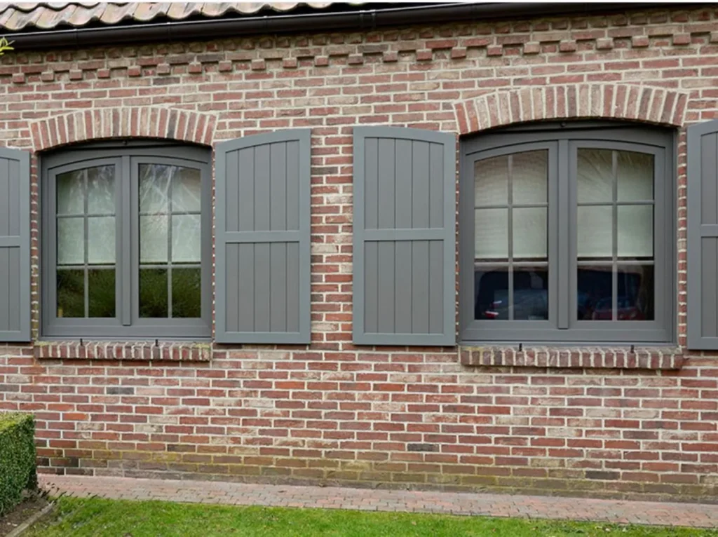atlasokna-houten-luiken-antraciet-boogvensters-bakstenen-gevel