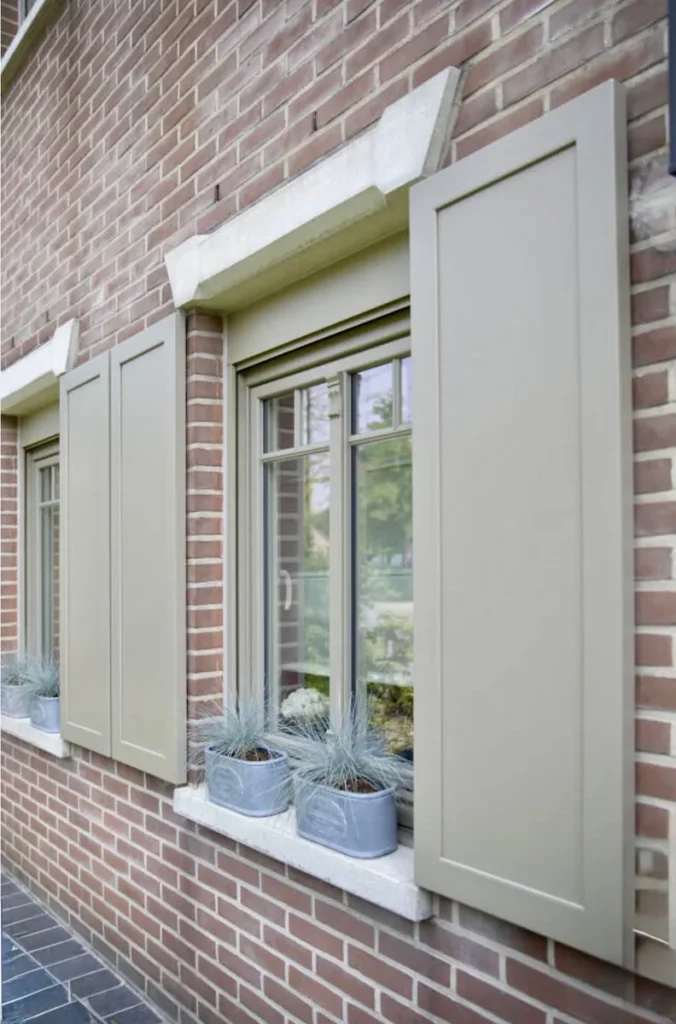 atlasokna-houten-luiken-groen-klassieke-ramen-bakstenen-gevel