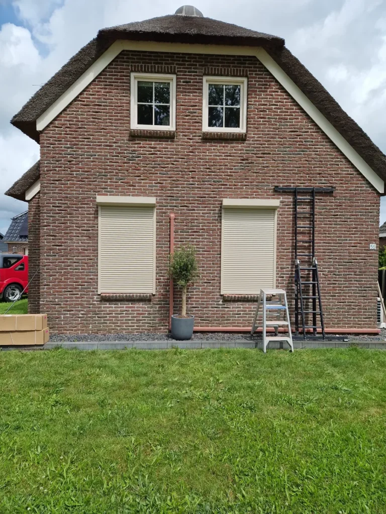 atlasokna-rolluiken-creme-gesloten-rietgedekt-huis-montage