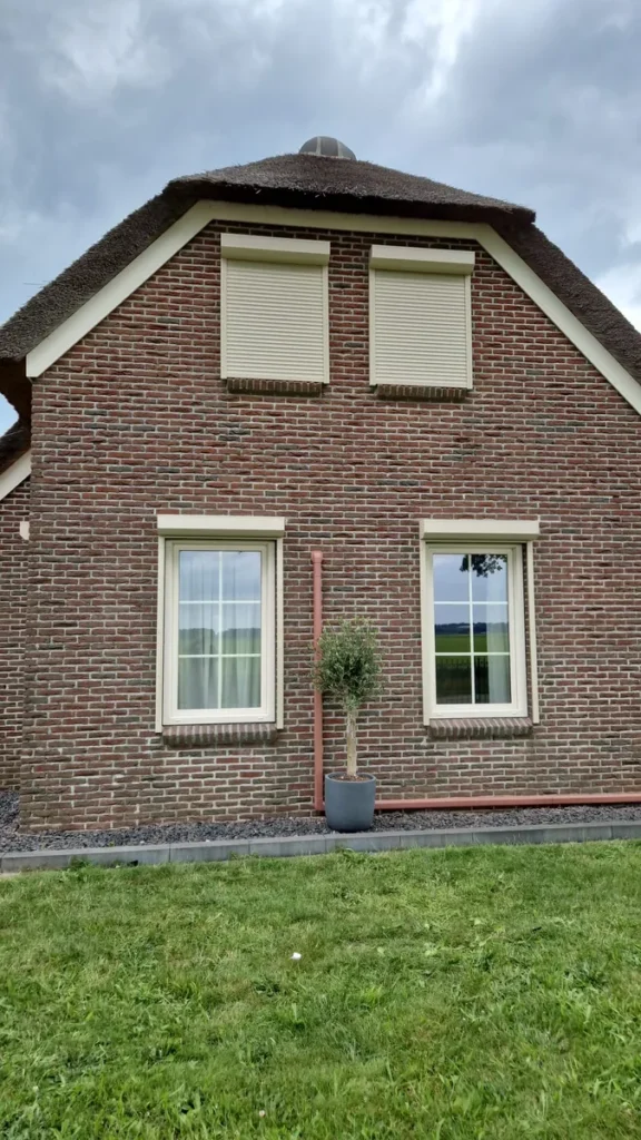 atlasokna-rolluiken-creme-rietgedekt-huis-voorgevel