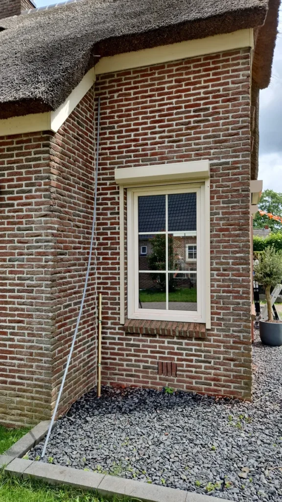 atlasokna-rolluiken-rietgedekt-huis-wit-kozijn-roede-verdeling