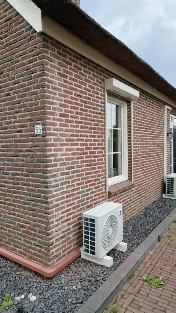 atlasokna-rolluiken-rietgedekt-huis-wit-kozijn-zijgevel