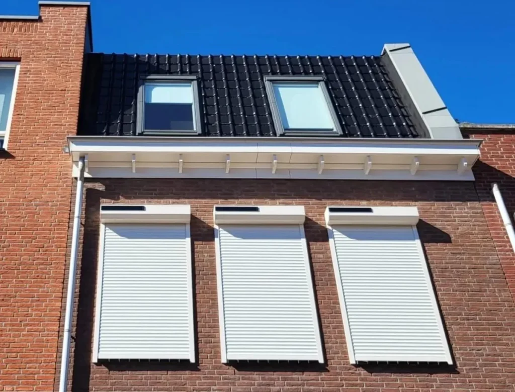 atlasokna-rolluiken-wit-gesloten-drie-ramen-bakstenen-gevel